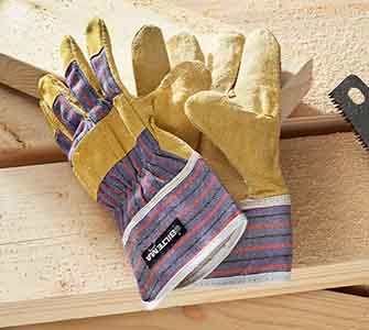 Et nærbillede af et par arbejdshandsker i farverne gule, røde og blå. Handskerne har teksten Biltema.